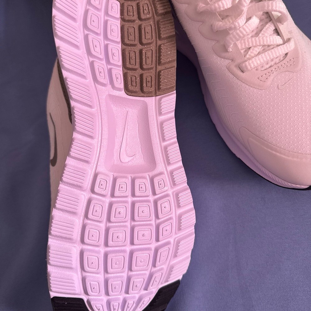 Nike Women's White & Gray Running Shoes